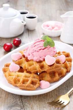 Ahududu ve çikolatalı ev yapımı ahududu keki.