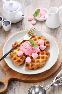 Çikolatalı ve ahududulu lezzetli waffle.