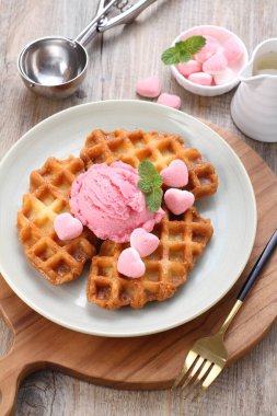 Çikolatalı ve ahududulu dondurma.