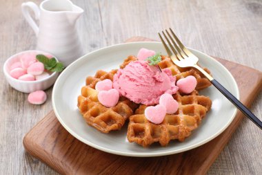 Dondurmalı waffle ve ahşap masada çikolata.