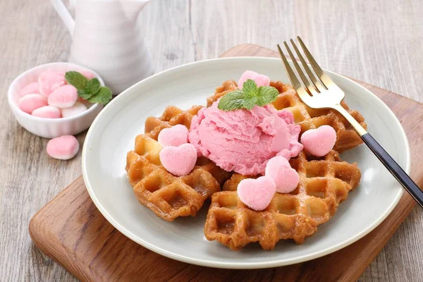 식탁에 딸기와 초콜릿을 아이스크림 — 스톡 사진