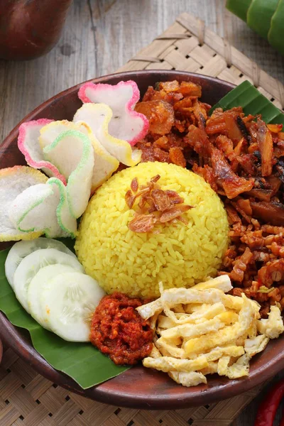 炒鸡配米饭和蔬菜 — 图库照片