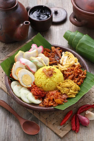 Nahaufnahme Von Köstlichen Asiatischen Gerichten Mit Gemüse Und Sauce — Stockfoto