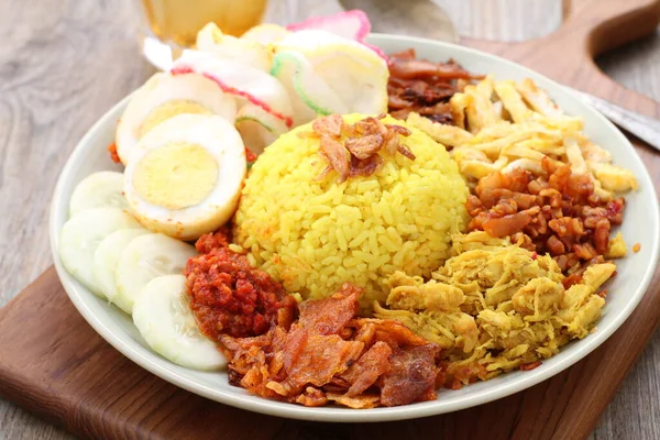 Menutup Nasi Goreng Dengan Perut Babi Dan Sayuran — Stok Foto