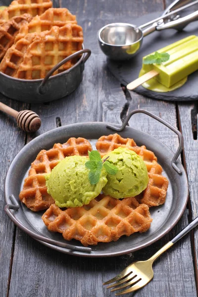 Dondurma Çikolata Soslu Yapımı Waffle — Stok fotoğraf