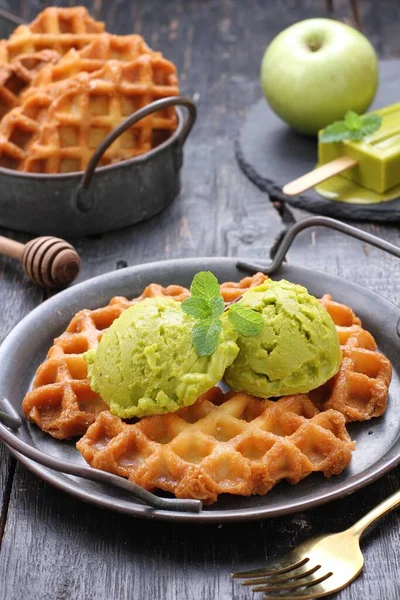 Dondurma Naneli Yapımı Waffle — Stok fotoğraf