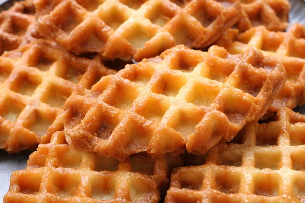 Beyaz Arka Planda Taze Böğürtlenli Lezzetli Waffle — Stok fotoğraf