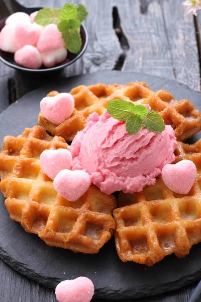 배경에 딸기와 라즈베리를 아이스크림 — 스톡 사진