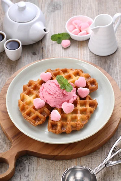 Ahududu Çikolatalı Lezzetli Waffle — Stok fotoğraf