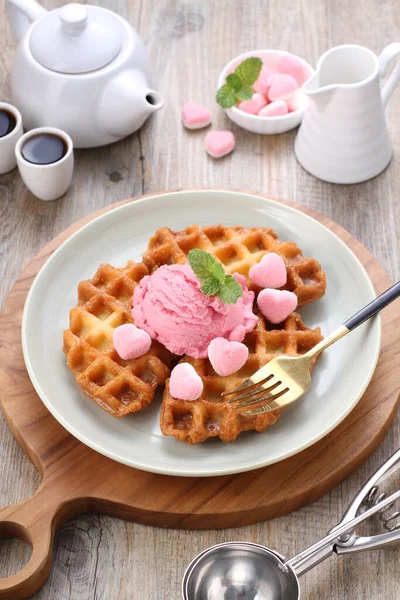 초콜릿 라즈베리를 곁들인 맛있는 아이스크림 — 스톡 사진