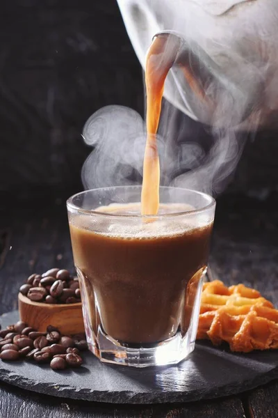 Jeges Kávé Tejjel Csokoládéval Sötét Alapon — Stock Fotó