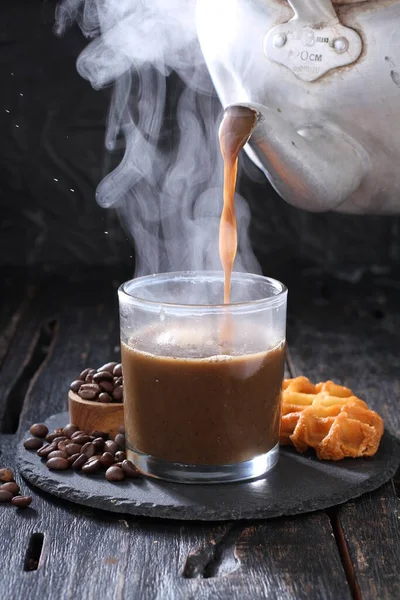Tahta Arka Planda Çikolatalı Şekerli Kahve Fincanı — Stok fotoğraf