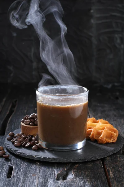 Taza Café Con Chocolate Caramelo Sobre Fondo Madera —  Fotos de Stock