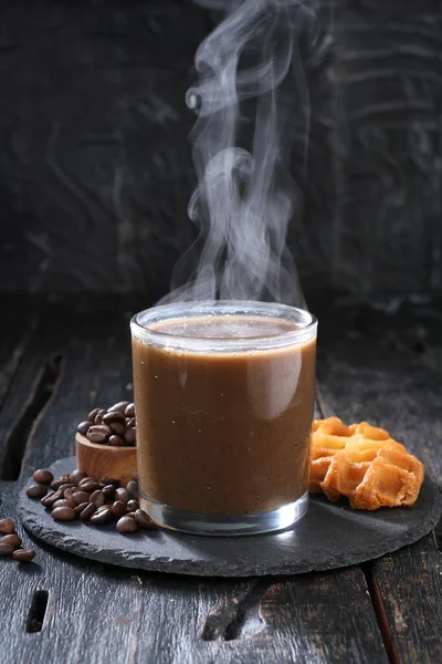 Café Con Chocolate Caramelo Sobre Fondo Madera —  Fotos de Stock