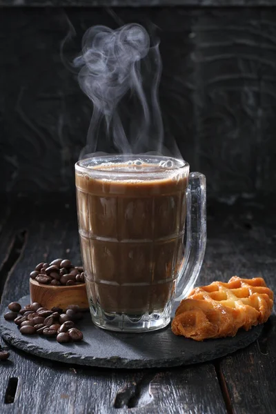 Tahta Arka Planda Çikolatalı Tarçınlı Kahve Fincanı — Stok fotoğraf