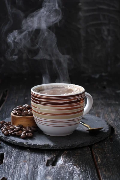 Bir Fincan Kahve Tahta Bir Arka Planda Bir Kupa Sıcak — Stok fotoğraf