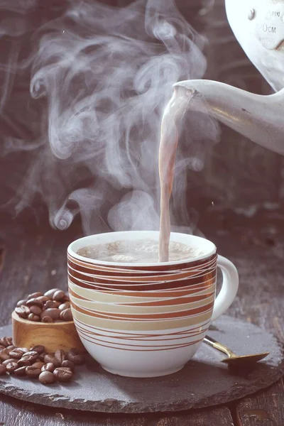 Kaffeetasse Mit Dampf Auf Holzgrund — Stockfoto