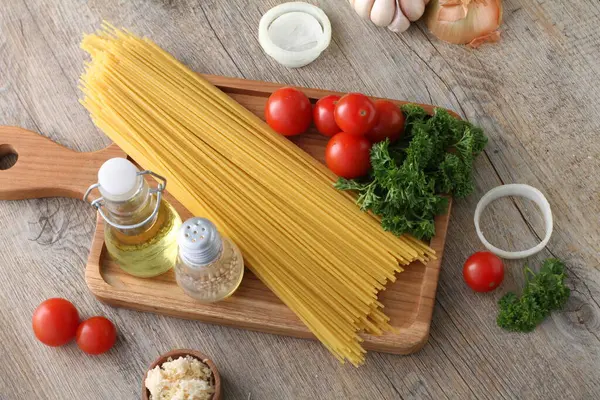 Pasta Tomatoes Garlic Basil Wooden Background — Stock Photo, Image