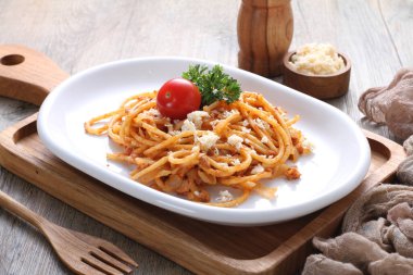 Tavuk ve domates soslu spagetti.