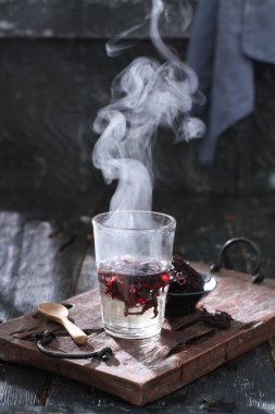 Tahta arka planda dumanlı nargile içiyorum.
