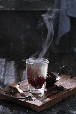 Sıcak bir içecek, kırmızı çay ve sigara.