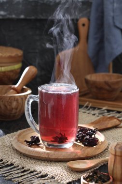 Sıcak çay, bir fincan kahve ve ahşap bir arka planda çaydanlık..