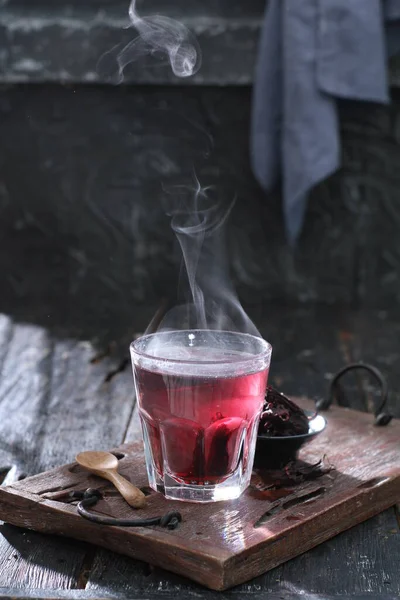 Gorąca Herbata Czerwonym Dymem Drewnianym Tle — Zdjęcie stockowe