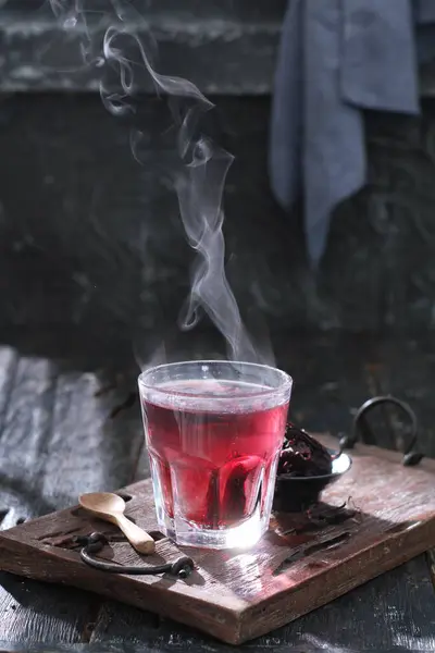 Gorąca Herbata Dym Ciemnym Drewnianym Tle Miejsca Kopiowania — Zdjęcie stockowe