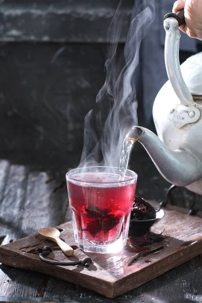 Filiżanka Herbaty Czerwonym Dymem Drewnianym Tle — Zdjęcie stockowe