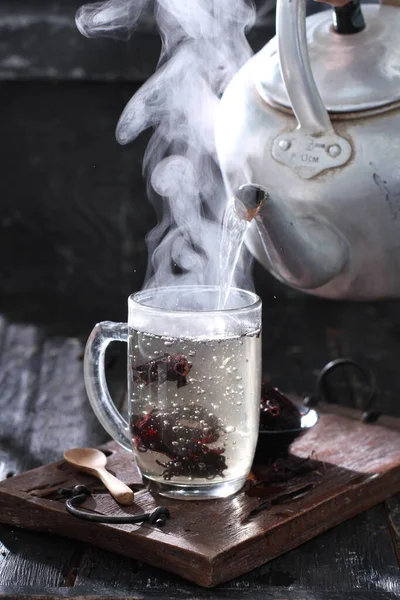 Gorąca Herbata Czajniczek Starym Drewnianym Stole Kawa Filiżance — Zdjęcie stockowe