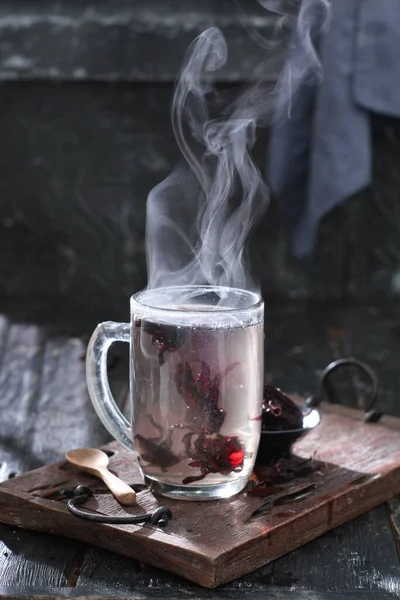 Gorąca Herbata Filiżanką Kawy Kubek Czarnego Dymu Drewnianym Tle — Zdjęcie stockowe