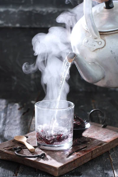 Teetasse Mit Wasserkocher Und Einem Glas Wasser Auf Einem Hölzernen — Stockfoto