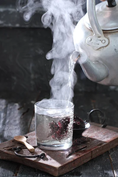 Tee Mit Einer Tasse Kaffee Und Einem Wasserkocher Auf Einem — Stockfoto