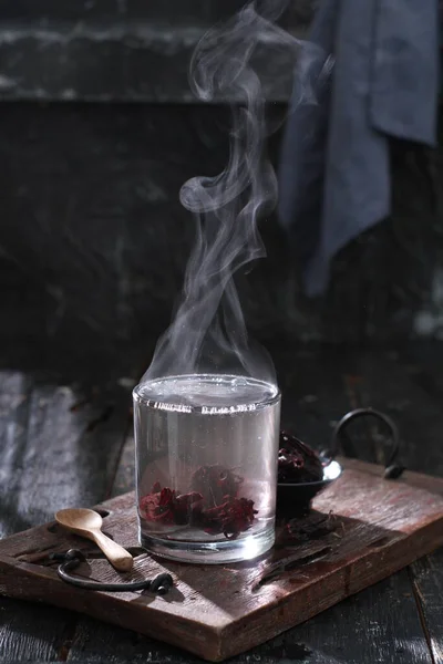 Filiżanka Herbaty Płomieniem Drewnianym Tle — Zdjęcie stockowe
