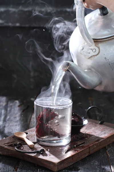 Teetasse Mit Rotem Rauch Auf Holzgrund — Stockfoto