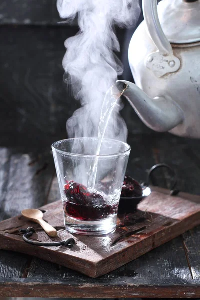 Chá Com Copo Vinho Tinto Fundo Madeira — Fotografia de Stock