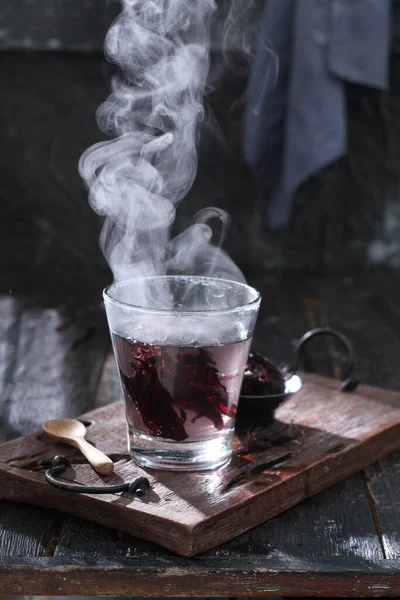 Chá Quente Com Fumaça Fundo Madeira — Fotografia de Stock