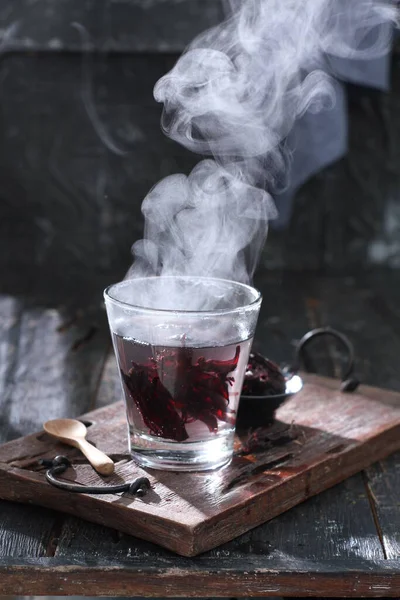 Gorąca Herbata Czerwonym Dymem Drewnianym Tle — Zdjęcie stockowe