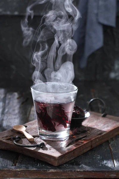 Heißer Tee Mit Rauch Auf Einem Hölzernen Hintergrund — Stockfoto