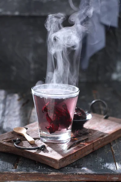 Chá Quente Com Fumaça Fundo Madeira — Fotografia de Stock