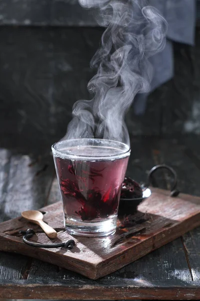 Chá Quente Com Fumaça Vermelha Fundo Madeira — Fotografia de Stock