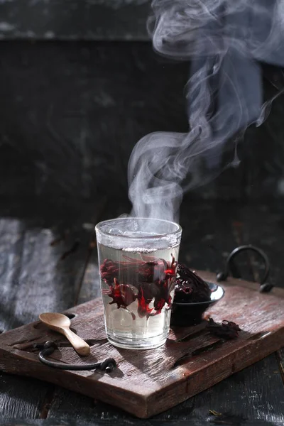 Gorąca Herbata Dymem Drewnianym Tle — Zdjęcie stockowe