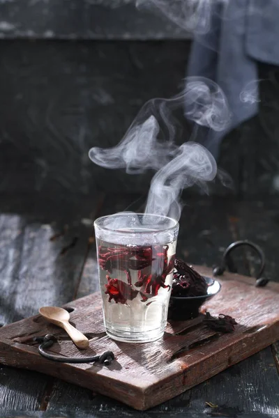 Heißgetränk Mit Rotem Rauch Auf Hölzernem Hintergrund — Stockfoto