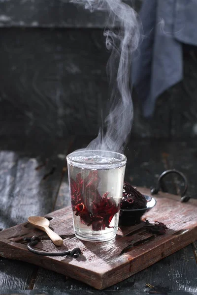 Heißer Tee Mit Eis Und Rotem Rauch — Stockfoto