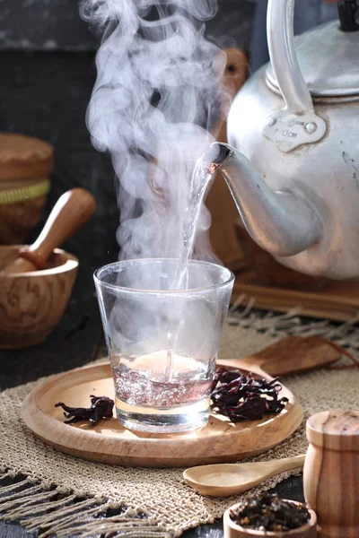 木製のテーブルにコーヒーカップとお茶 — ストック写真