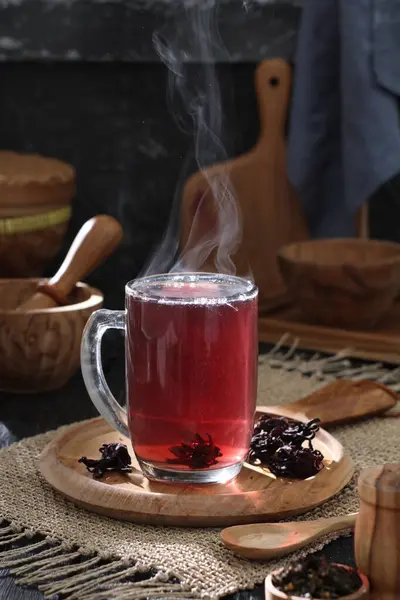Gorąca Herbata Filiżanką Kawy Szklanką Czerwonego Wina Drewnianym Tle — Zdjęcie stockowe
