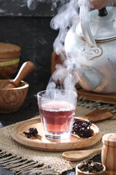Herbata Zielonymi Liśćmi Czajniczek Drewnianym Stole — Zdjęcie stockowe