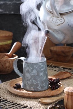 Kahve fincanı ve çay ahşap masada.