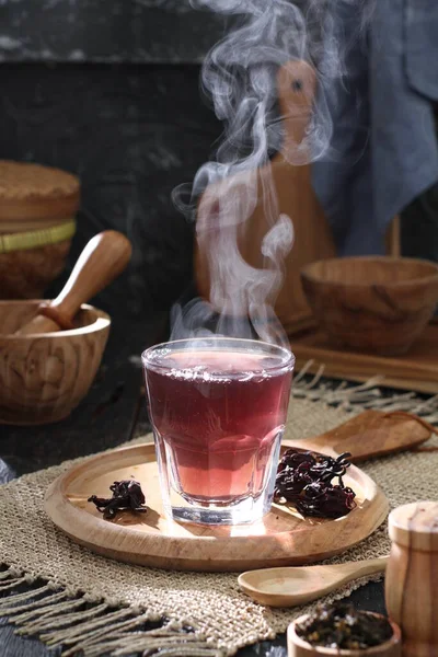 bir fincan kahve ve bir bardak süt ile ahşap bir arka planda