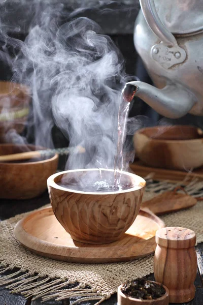 木製のテーブルにお茶ポット — ストック写真